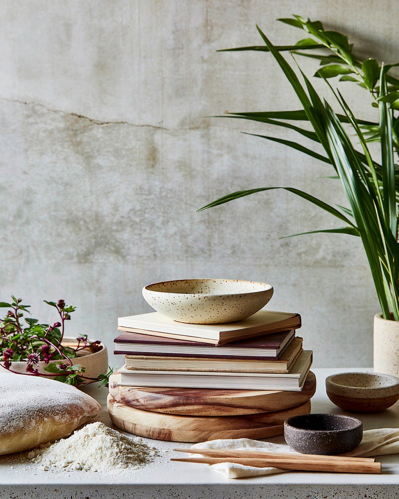 Ambiance LAM, céramiques, livres et ustensiles de cuisine